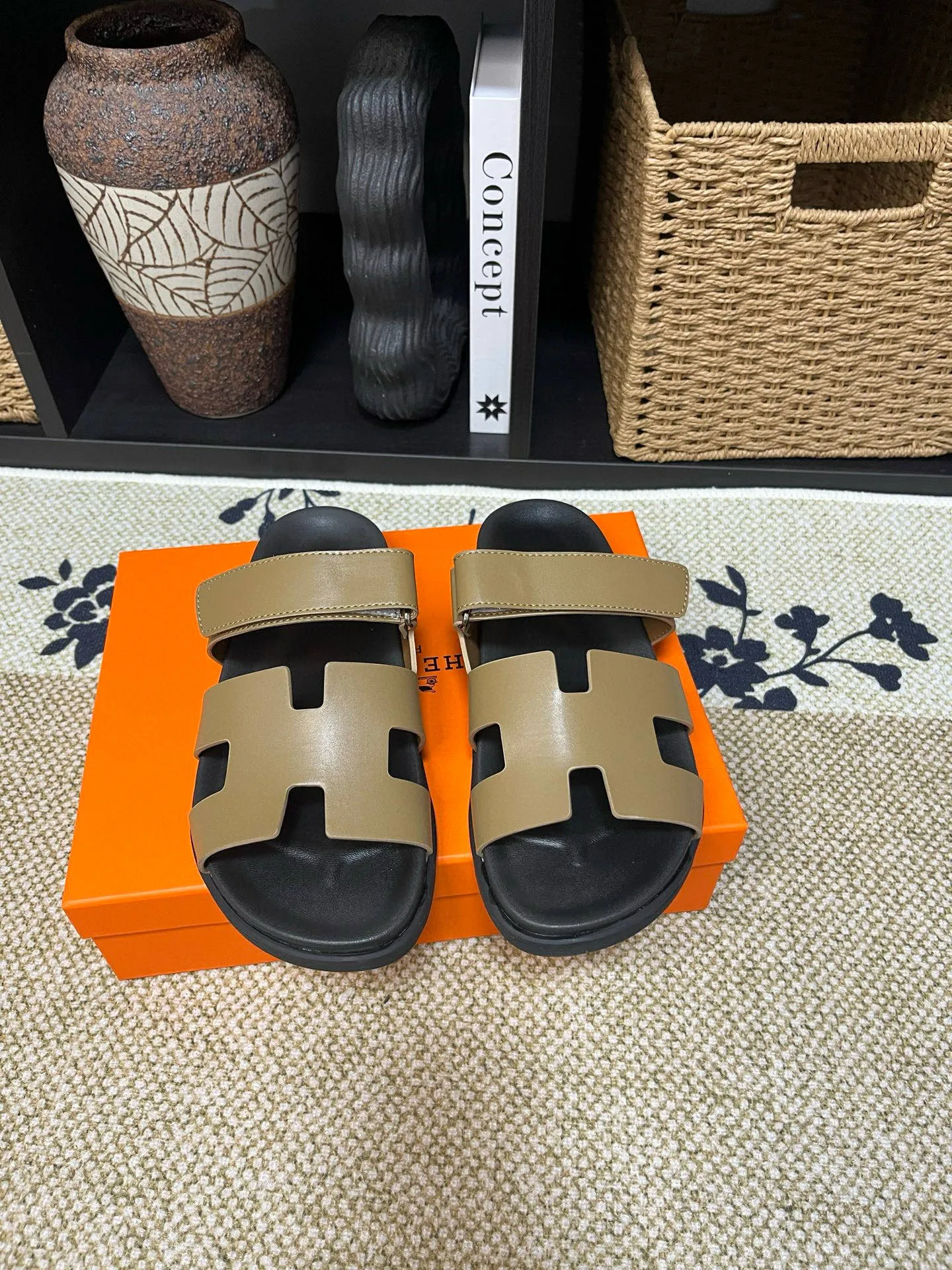 P300 Long-term stock Hermes men’s Kazimir slippers for couples - top quality woven calfskin functional sandals with intertwined uppers inspired by the “H” iconic pattern to create a casual look, perfect for summer. Imported cowhide + cowhide lining + TUP outsole Size: 35-46